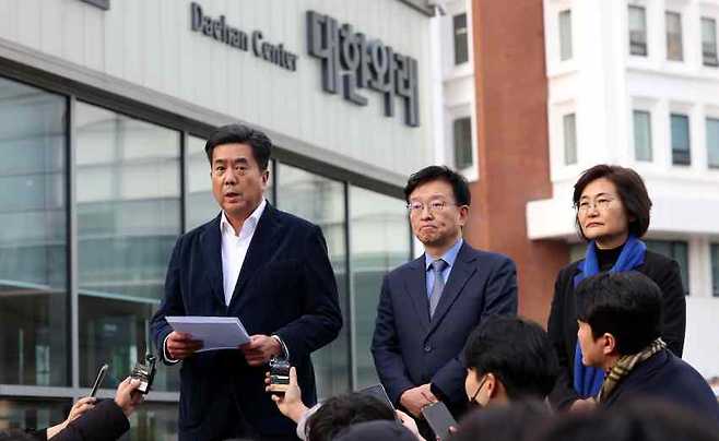 민주당 총선 영입 5호 인재인 강청희 전 의협 부회장이 이재명 대표의 상태에 대해 설명하고 있다. 강 전 부회장은 흉부외과 전문의이다. /뉴스1DB