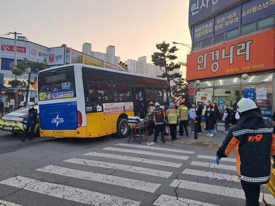 경기도 고양시 일산서구 대화동에서 5일 오후 4시 42분경 버스 2대가 부딪치는 사고가 발생했다. 사진 경기도북부소방재난본부