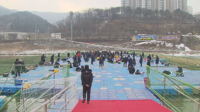 홍천의 얼음낚시 축제장에선 얼음이 얼지 않아 부교를 띄워 낚시를 하는 상황도 벌어졌다.
