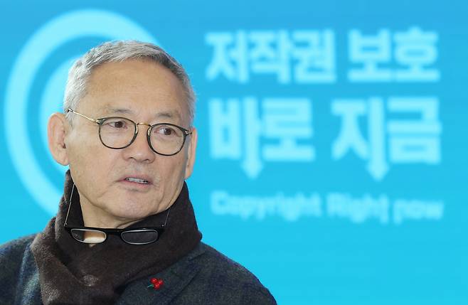 Minister of Culture, Sports and Tourism Yu In-chon participates in a briefing titled "Copy Rights Now" at the Modu Arts Theater in Seoul on Dec. 27. (Yonhap)