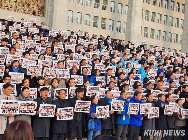 야4당은 5일 국회 본청 앞 계단에서 윤석열 대통령의 ‘김건희·50억클럽 특검 거부’를 규탄하는 구호를 제창했다. 사진=권혜진 기자