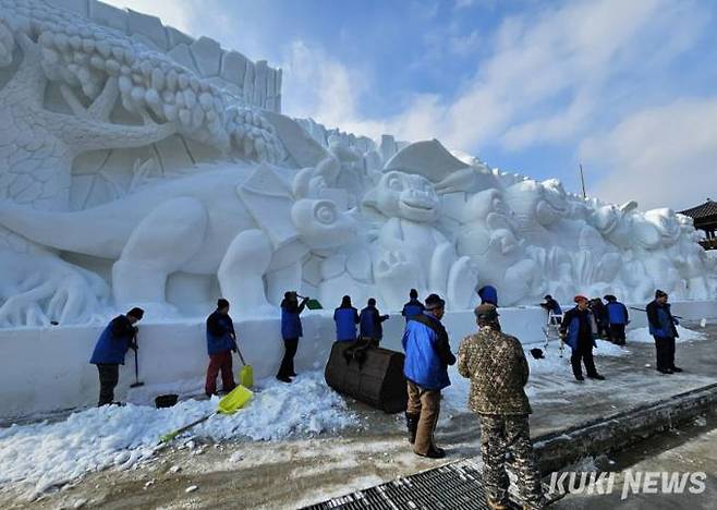 2024 얼음나라 화천산천어축제 개막을 하루 앞둔 5일 중국 하얼빈 빙등박람센터 전문가들이 축제장 얼곰이성에서 대형 눈조각 제작에 한창이다.