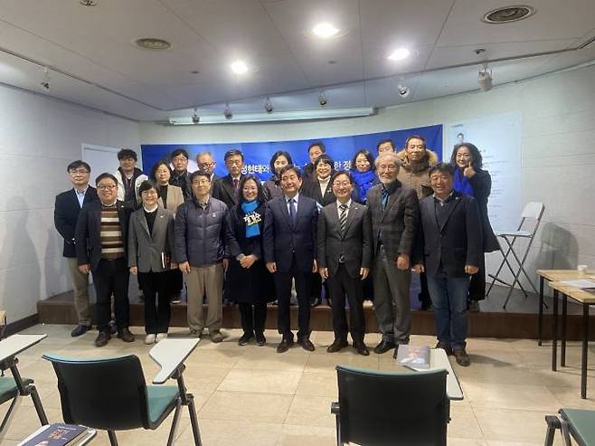 정현태 충남대학교 상임감사가 5일 대전 계룡문고에서 '정치인문학 선거정음' 출판기념회를 갖고 기념촬영을 하고 있다.