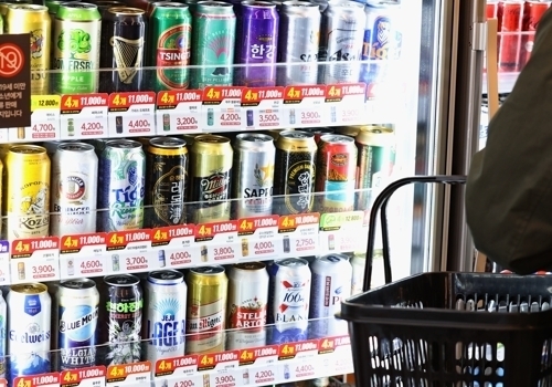 주류업계에 따르면 지난 2022년 한 해에만 국내에 출시된 맥주 신제품이 무려 120여종에 이릅니다. [사진 출처 = 연합뉴스]