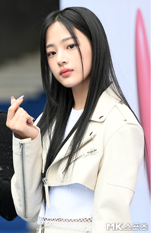 민지가 손하트를 선보였다. 사진=MK스포츠