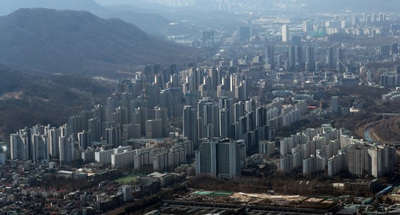 한국부동산원 청약홈에 따르면 지난해 11월 말 기준 전국 주택청약종합저축 가입자는 2713만6195명으로 전년 동기(2813만7854명) 대비 100만여명 줄어든 것으로 나타났다. /사진=뉴스1