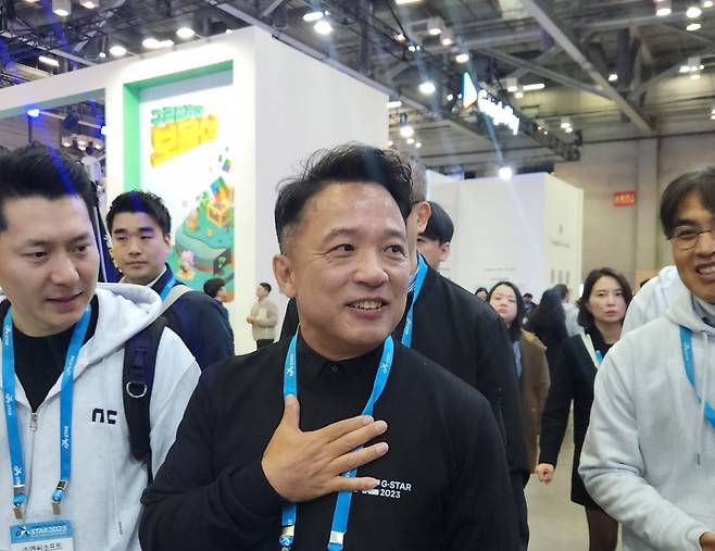 ‘지스타 2023’ 엔씨소프트 부스를 방문한 김택진 엔씨소프트 대표. [이영기 기자/20ki@]