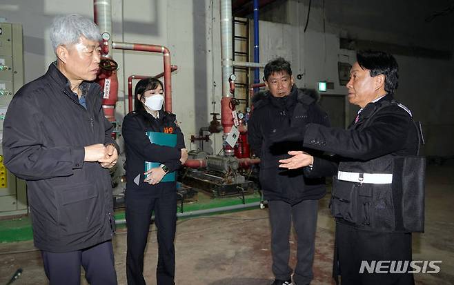 [서울=뉴시스]서울 서대문구가 노후 아파트와 전통시장, 요양병원 등 화재 발생 시 인명 피해가 발생할 수 있는 취약시설 6곳에 대해 표본 안전 점검을 실시했다고 5일 밝혔다. (사진=서대문구 제공). 2024.01.05. photo@newsis.com