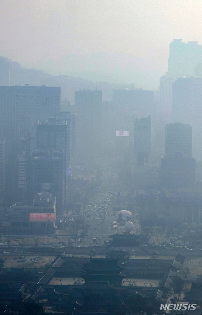 [서울=뉴시스] 김선웅 기자 = 전국 미세먼지 농도가 나쁨 상태를 보이고 서울에 올해 첫 초미세먼지 주의보가 발령된 5일 서울 북악산에서 바라본 도심이 흐린 모습이다. 2024.01.05. mangusta@newsis.com