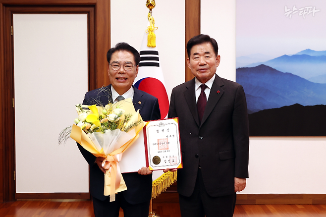 ▲ 김진표 국회의장으로부터 국회사무총장 임명장을 받은 백재현 전 의원 (사진 출처 : 국회사무처)