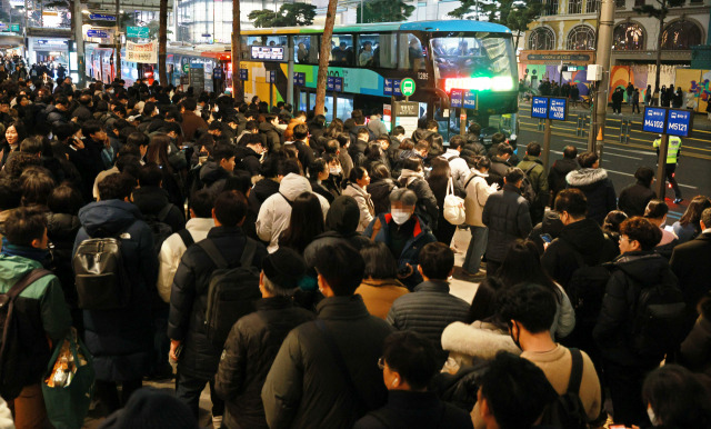 4일 저녁 서울 명동에서 시민들이 퇴근을 하기 위해 버스를 기다리고 있다. 연합뉴스