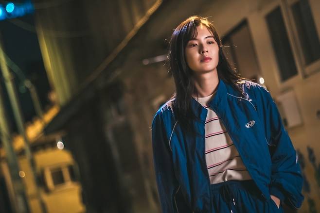 쿠팡플레이 오리지널 시리즈 ‘소년시대’에서 박지영 역을 연기한 배우 이선빈 출연장면. 사진 쿠팡플레이