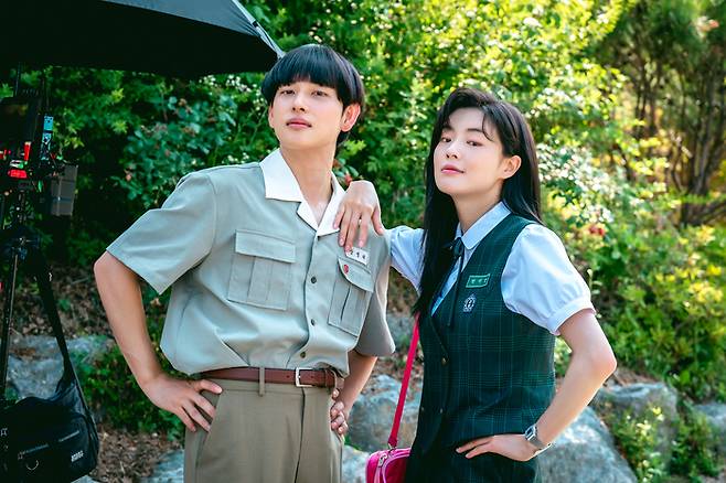 쿠팡플레이 오리지널 시리즈 ‘소년시대’에서 박지영 역을 연기한 배우 이선빈 촬영장면. 사진 쿠팡플레이