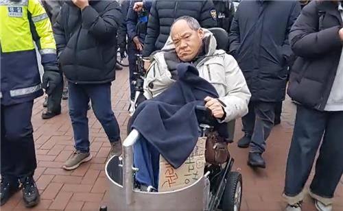 경찰에 연행되는 이규식 서울장애인차별철폐연대 대표 [전국장애인차별철폐연대 페이스북 캡처. 재판매 및 DB 금지]