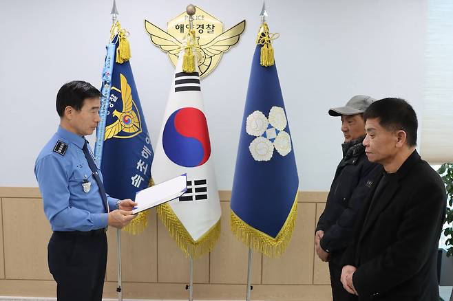 속초해경, 시민 2명에게 감사장 전달 [속초해양경찰서 제공. 재판매 및 DB 금지]