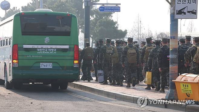 터미널 빠져나오는 백령도 해병대 병사들 (인천=연합뉴스) 임순석 기자 =  북한의 해안포 사격으로 서해 최북단 백령도와 연평도에 주민 대피령이 내려진 5일 오후 인천에서 백령도로 향하다 회항한 여객선 코리아프린스호에서 하선한 백령도 해병대 병사들이 인천연안여객터미널을 빠져나오고 있다. 2024.1.5 soonseok02@yna.co.kr