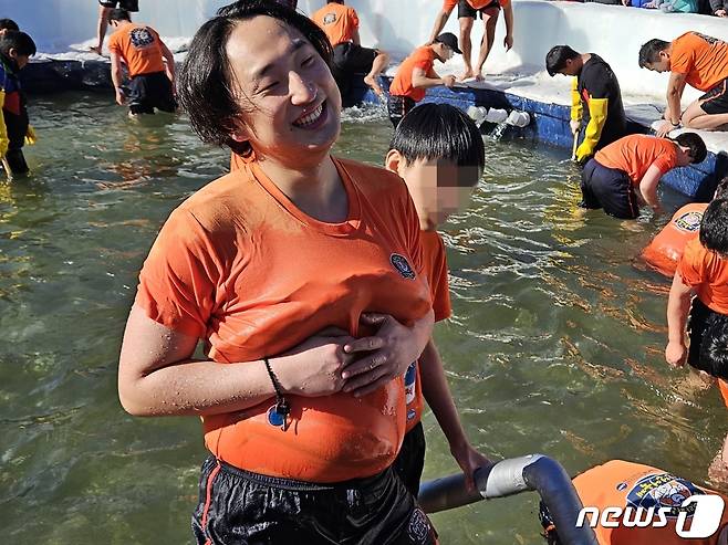 2024 얼음나라 화천산천어축제 첫날인 6일 산천어 맨손잡기에 나선 관광객이 산천어를 잡고 기뻐하고 있다.2023.1.6 한귀섭 기자