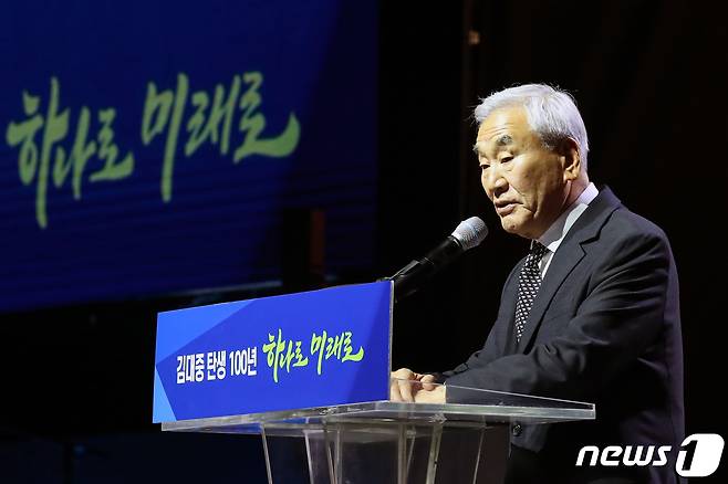 이재오 민주화운동기념사업회 이사장이 6일 경기 고양시 킨텍스에서 열린 김대중 탄생 100주년 기념식 '하나로 미래로'에서 이명박 전 대통령의 축사를 대독하고 있다. 2024.1.6/뉴스1 ⓒ News1 이승배 기자