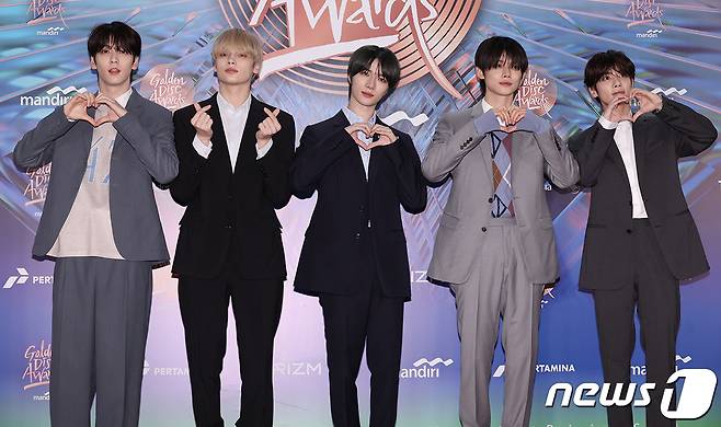투모로우바이투게더(TXT) 수빈(왼쪽부터)과 휴닝카이, 범규, 연준, 태현이 6일(현지시간) 인도네시아 자카르타 인터내셔널 스타디움에서 열린 '38회 골든디스크 어워즈 with 만디리' 레드카펫 행사에서 포즈를 취하고 있다. (골든디스크 어워즈 사무국 제공) 2024.1.6/뉴스1 ⓒ News1 권현진 기자