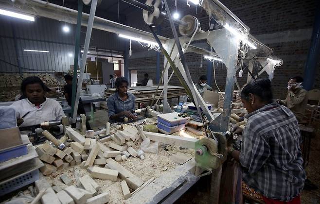 지난해 10월 20일 인도 남서부 카르나타카주 라마나가르의 장난감 공장에서 직원들이 작업을 하고 있다.EPA연합뉴스