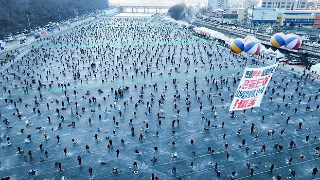 6일 개막한 ‘2024 얼음나라화천 산천어축제’에는 첫날 10만 명이 찾은 것으로 추산됐다. 화천군 제공