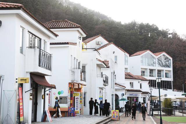 담양 메타세쿼이아 가로수길 옆의 메타프로방스. 아울렛, 음식점, 펜션 등이 들어선 복합상업시설이다.