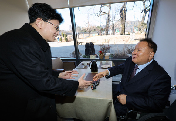 한동훈 국민의힘 비상대책위원장과 이상민 무소속 의원이 6일 서울 시내 한 식당에서 열린 오찬 회동에서 악수하고 있다. [사진=뉴시스]