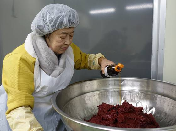 김장하는 김칫소를 만들 고춧가루에 간장을 넣는 기순도 명인. 김치에 젓갈은 쓰지 않고 간장으로 간을 한다. [사진 이택희]