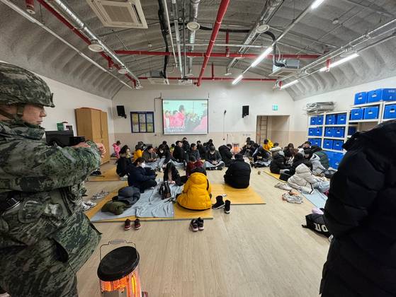 5일 오후 백령도 주민들이 대피소에 모여 있다. 합동참모본부는 이날 북한군이 백령도 북방 장산곶 일대와 연평도 북방 등산곶 일대에서 200여 발의 해안포를 발사했다고 발표했다. [사진 독자]