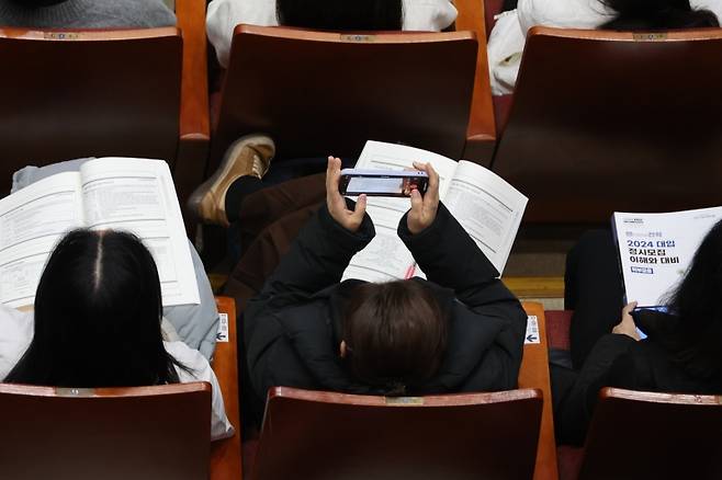 ▲정시 지원전략 기록하는 학부모 사진:연합뉴스