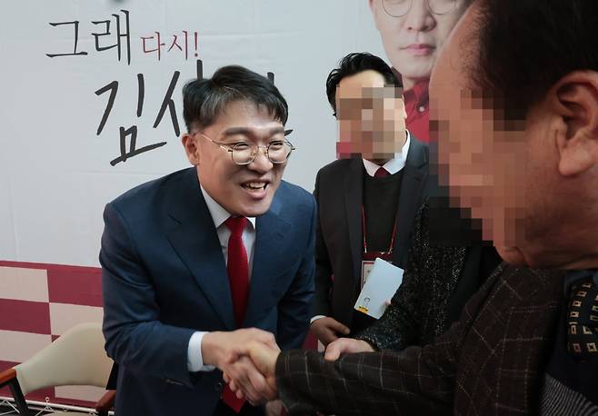 명절 때 총선 출마를 시사하는 문자를 고향 사람들에게 보내는 등 논란이 된 김상민 대전고검 검사(사법연수원 35기)가 6일 오후 경남 창원시 의창구 창원대학교 종합교육관에서 출판기념회를 열고 참석자에게 인사하고 있다. 사진=연합뉴스