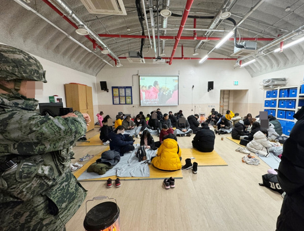 서해 최북단인 인천 옹진군 백령도 주민들이 5일 북한의 해상 포격 도발로 대피령이 내려지자 대피소에서 머무르고 있다. 북한이 13개월 만에 해상 포격 도발을 재개하면서 서북도서 지역의 군사적 긴장감이 고조되고 있다. 연합뉴스