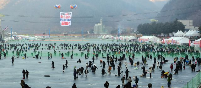 강원 화천군 화천천에서 ‘2024 화천산천어축제’가 개막한 6일 얼음낚시터가 개장하자 이른 아침부터 많은 관광객이 찾아 겨울낚시를 즐기고 있다. 연합뉴스