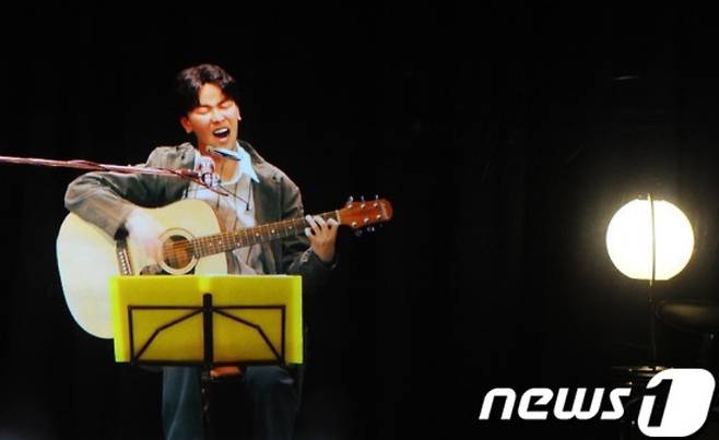 가수 고(故) 김광석의 생전 모습을 3차원 홀로그램으로 재현한 모습. /2016.6.10. /뉴스1
