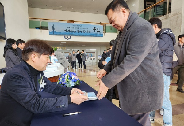 6일 서갑원 전 의원이 책을 구입한 시민들에게 친필 사인을 해주고 있다.