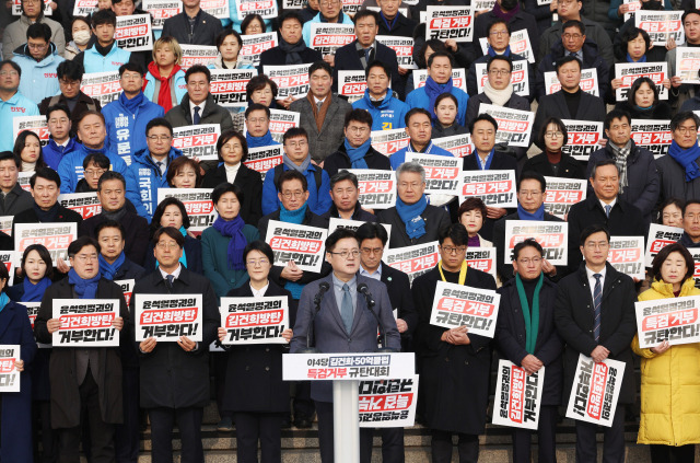 지난 5일 국회 본청 앞에서 더불어민주당과 정의당, 진보당과 기본소득당 등 야 4당이 연 '김건희, 50억 클럽 특검 거부 규탄대회'에서 민주당 홍익표 원내대표가 발언을 하고 있다. 연합뉴스