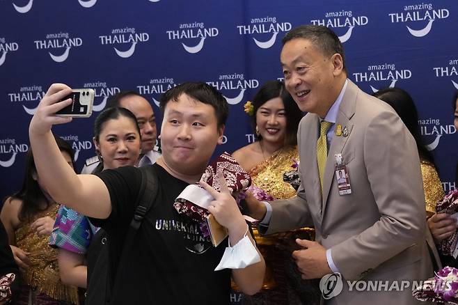 공항서 중국 관광객 환영하는 세타 타위신 태국 총리(오른쪽) [AP 연합뉴스 자료사진. 재판매 및 DB 금지]