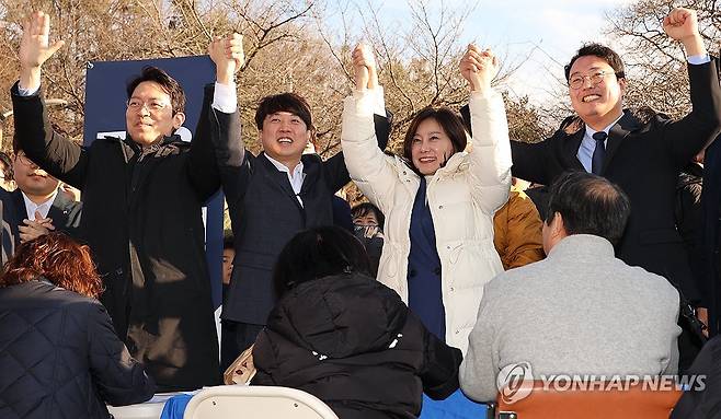 '손 번쩍' 든 이준석 (대구=연합뉴스) 황수빈 기자 = 가칭 '개혁신당' 창당을 선언한 이준석 전 국민의힘 대표가 6일 오후 대구 수성구 수성못에서 천하람, 이기인, 허은아 공동 창당준비위원장과 함께 길거리 당원 모집에 나서고 있다. 2024.1.6 hsb@yna.co.kr