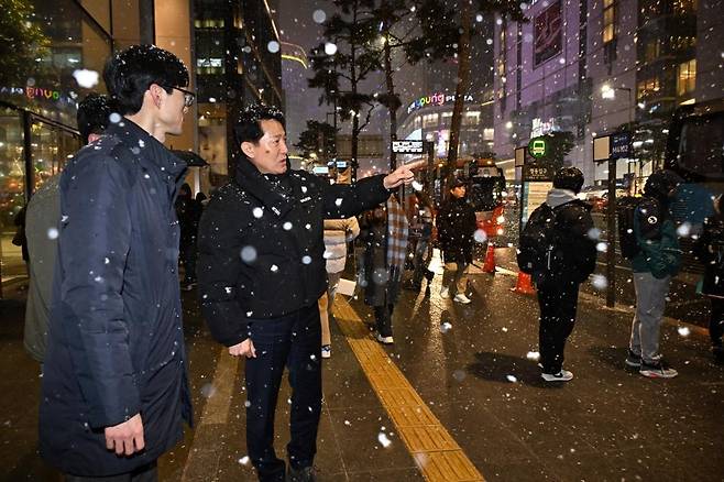 명동입구 광역버스 정류소 점검하는 오세훈 시장 (서울=연합뉴스) 오세훈 서울시장이 6일 오후 7시, 이번 주 퇴근길 혼잡으로 시가 긴급 대책을 마련해 운영 중인 '명동입구 광역버스 정류소'를 찾아 현장을 점검하고 있다. 2024.1.6 [서울시 제공. 재판매 및 DB 금지]