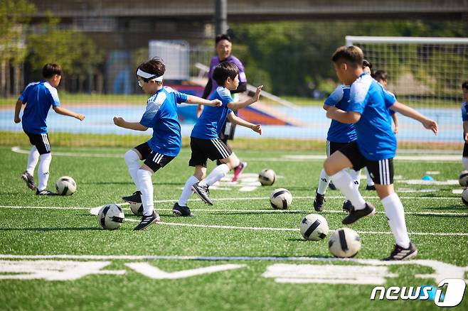 서울 대동초등학교 축구부 학생들이 차범근 축구교실이 주최한 풋볼 클리닉에 참여하고 있다. (아디다스코리아 제공) 2023.5.24/뉴스1