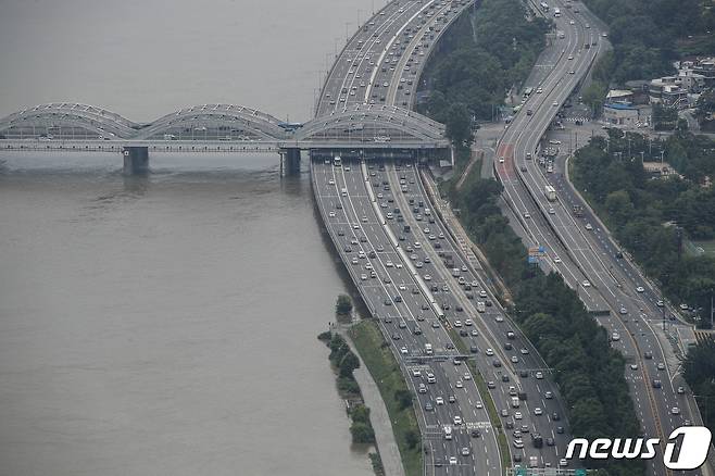 한강대교 남단 올림픽대로 양방향에 차량들이 통행하고 있다. 2023.7.17/뉴스1 ⓒ News1 김도우 기자