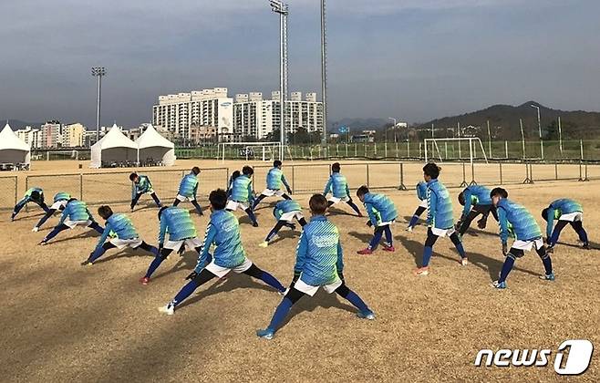 2024년 1월 경북 경주시가 알천 구장에서 훈련 중인 축구 꿈나무들.(경주시제공)2024.1.7/뉴스1