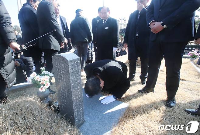 이낙연 전 더불어민주당 대표가 7일 광주 북구 국립5·18민주묘지 방문해 나병식 전 민주화운동기념사업회 상임이사 묘에 참배하고 있다. 2024.1.7/뉴스1 ⓒ News1 김태성 기자