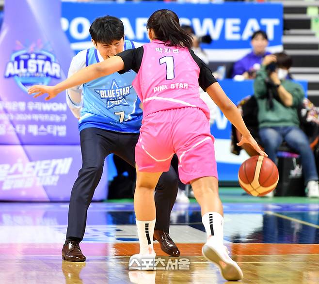 블루스타 위성우 감독이 7일 아산 이순신체육관에서 열린 우리은행 우리WON 2023-2024 WKBL 핑크스타와 블루스타 올스타전에서 김정은을 대신해 출전해 박지현과 1대1을 벌이며 힘겨운 시간을 보내고 있다. 아산 | 강영조기자 kanjo@sportsseoul.com