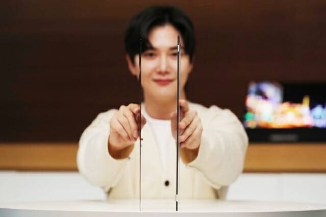 삼성디스플레이는 'CES 2024'에서 초박형(Ultra Thin, UT) 패널 신제품을 선보인다. 기존 LCD 패널과 비교해 눈에 띄게 얇은 것을 확인할 수 있다. (사진=삼성디스플레이)