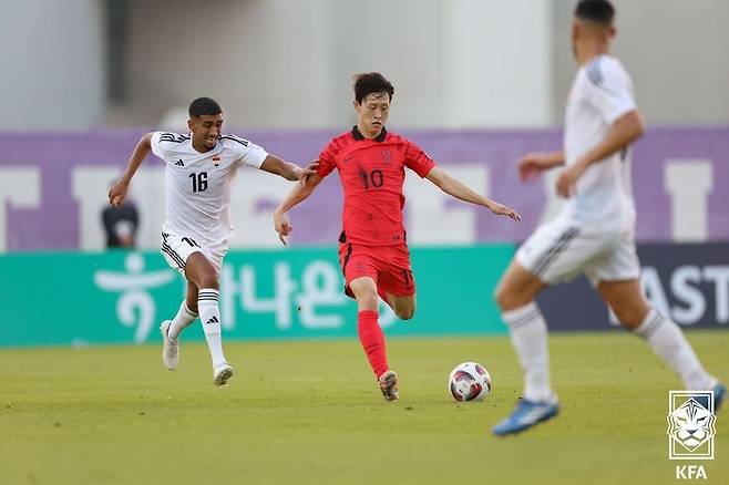 축구 대표팀 이재성이 6일 아랍에미리트 아부다비에서 열린 이라크와 평가전에서 전반 40분 선제골을 넣고 있다./대한축구협회