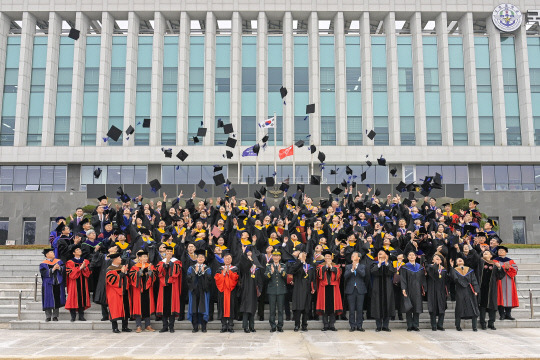 국방대학교는 지난 5일 오후 2시 국방대학교(충남 논산시 소재) 본교 컨벤션센터 세종대강당에서 졸업생들과 가족들이 참석한 가운데 '2023년 학위과정 학위수여식'을 개최했다. 사진=국방대학교 제공