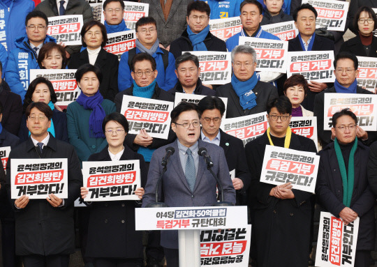 지난 5일 국회 본청 앞에서 더불어민주당과 정의당, 진보당과 기본소득당 등 야 4당이 연 '김건희, 50억 클럽 특검 거부 규탄대회'에서 민주당 홍익표 원내대표가 발언을 하고 있다. 사진=연합뉴스