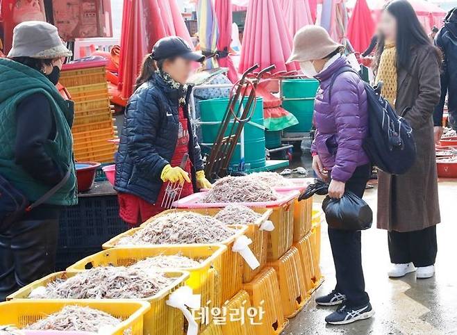 김장철을 맞이해 지난해 11월 19일 인천 남동구 소래포구 전통어시장에서 상인이 새우젓을 판매하고 있다. ⓒ뉴시스