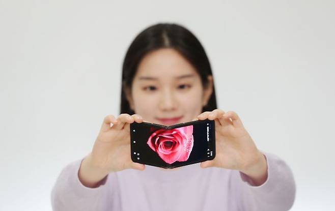 삼성디스플레이는'CES 2024'에서 안팎으로 모두 접을 수 있는 '플렉스 인앤아웃 플립'을 선보인다.ⓒ삼성디스플레이
